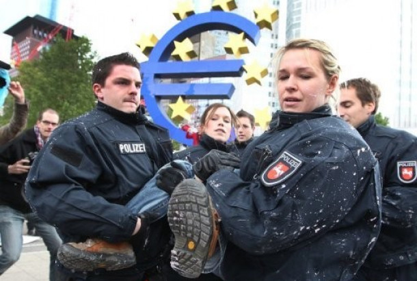 Odstranjevanje protestnikov pred sedežem ECB.