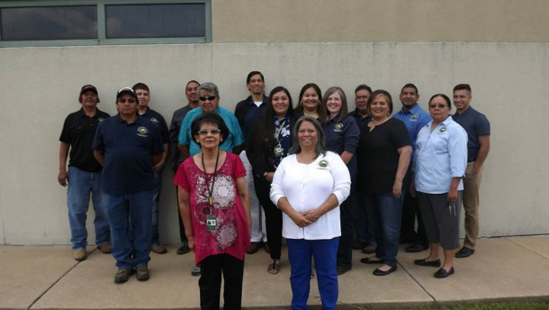 Na fotografiji so zaposleni v kulturno - zgodovinskem centru staroselskega ljudstva Muscogee v Oklahomi