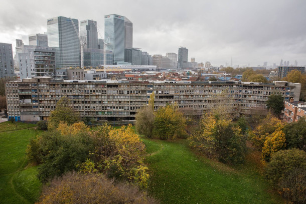 Robin Hood Gardens iz strehe vzhodne stavbe. Kois Miah, November 2015.